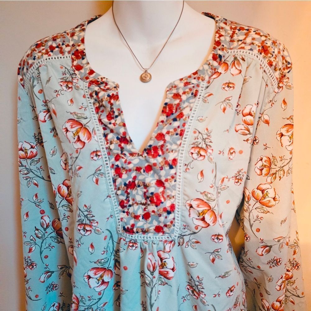 Suzanne Betro Peplum V Neck Long Sleeve Floral Mint Background Top - Picture 3 of 4